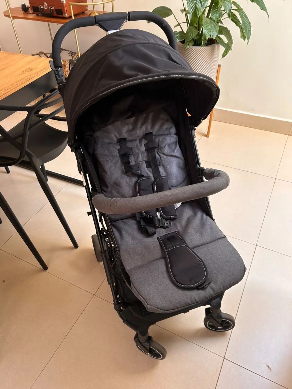 Carrinho de Bebe Compacto - fácil de transportar e carregar  - Foto 3