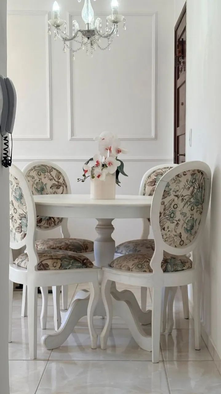 Conjunto cadeiras medalhão e mesa provençal 