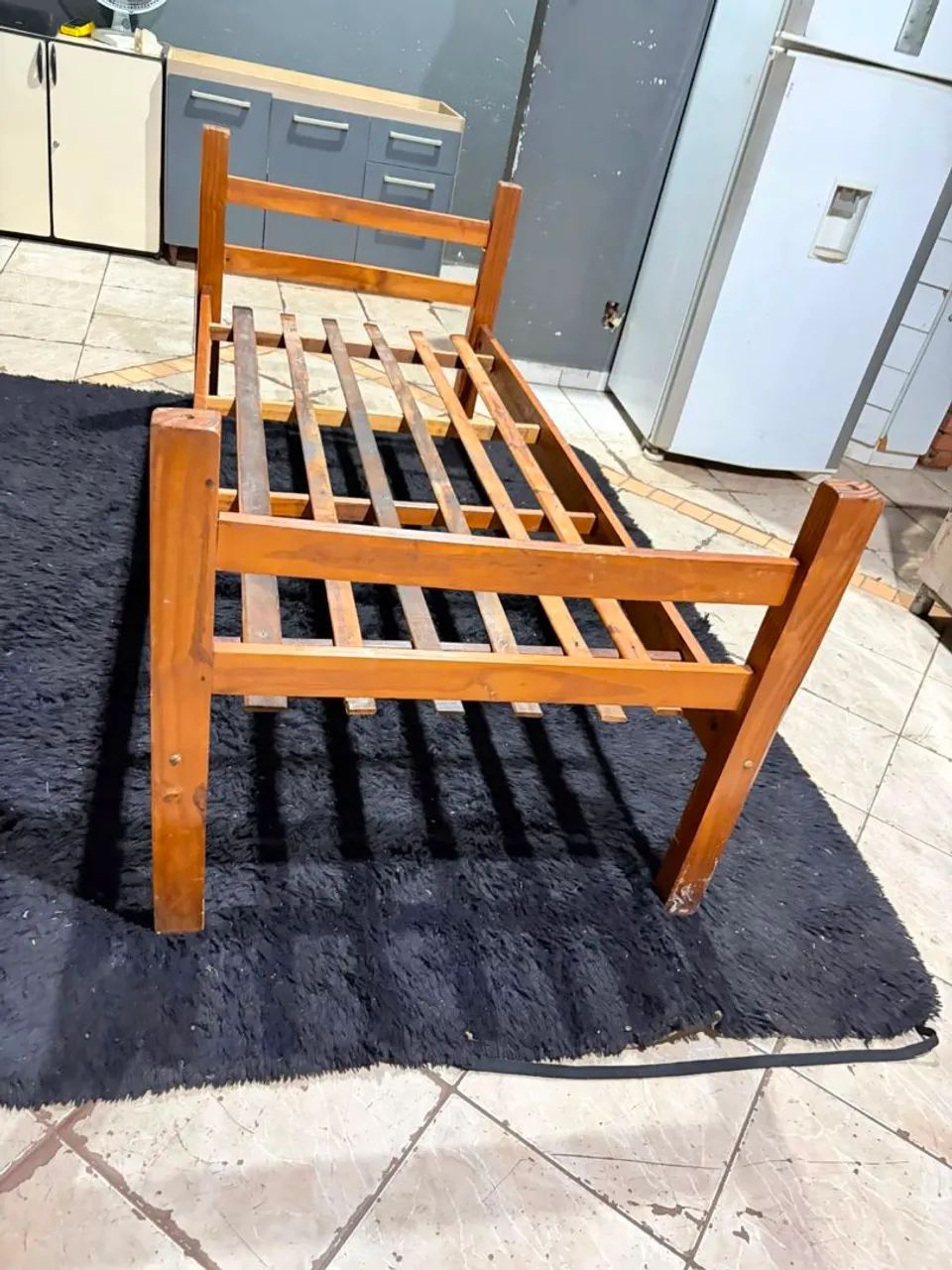 Cama de madeira solteiro conservada ((ENTREGO GRATIS))