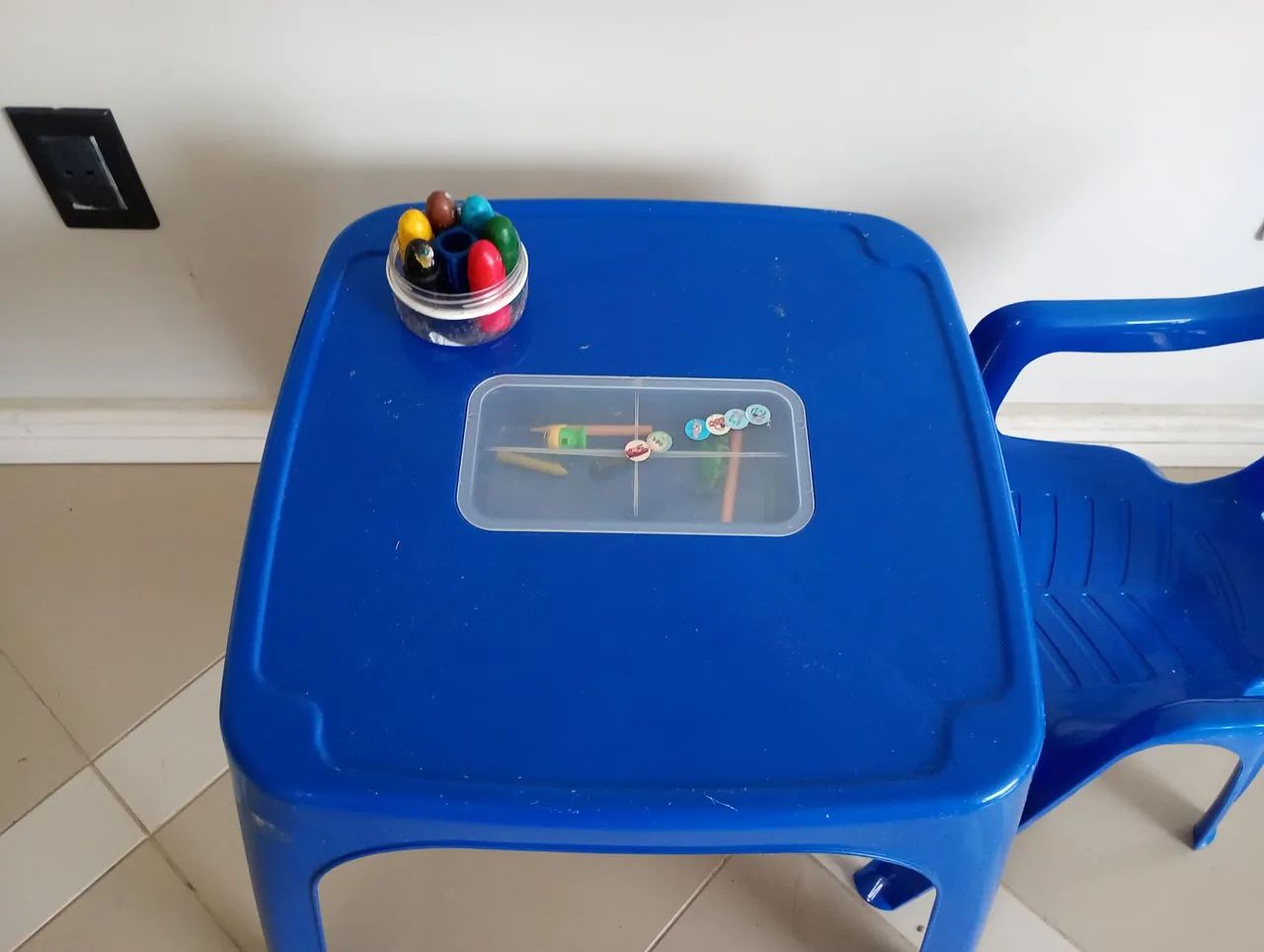 Mesa infantil azul com porta lápis. - Foto 2