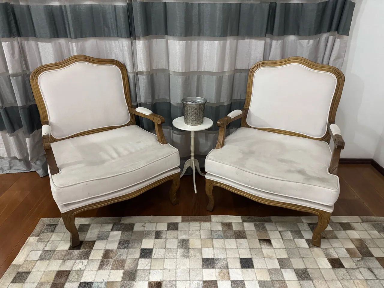 Par de Poltronas Clássicas de Madeira Estofadas