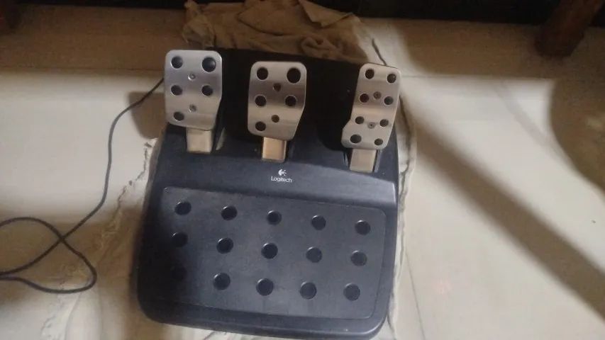 Volante Logitech G27 com pedais e câmbio para PS2 PS3 e PC - Foto 2