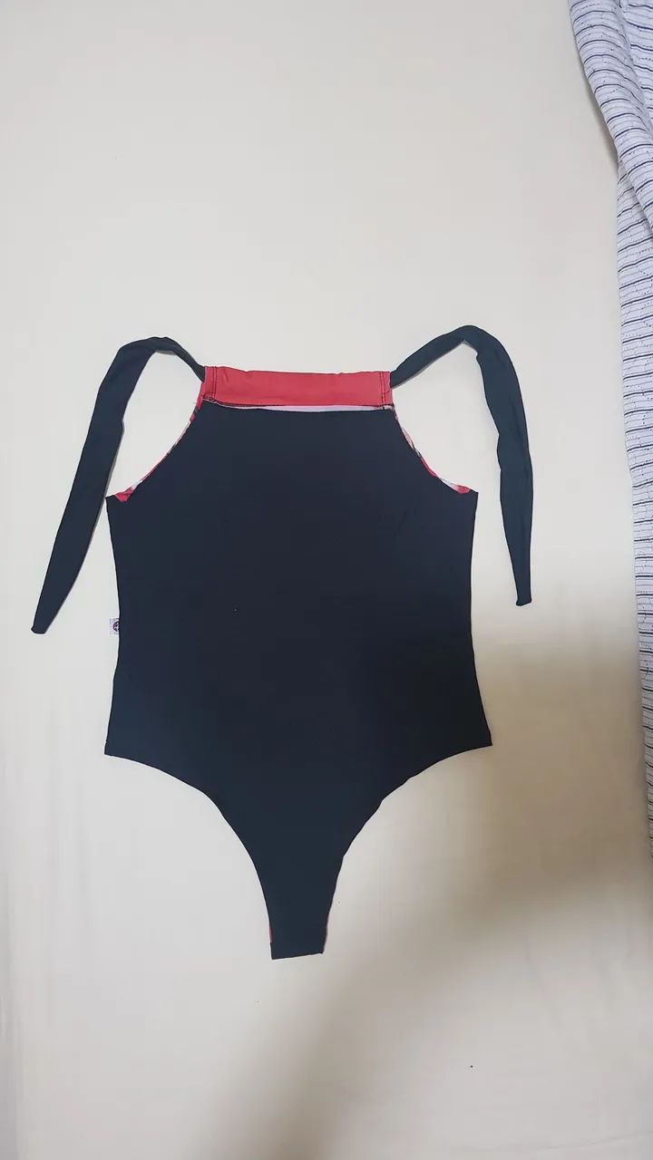 2 lindos bodys/maiôs com estampas de conchas, mulher de ferro e regata hawana de Carnaval  - Foto 5
