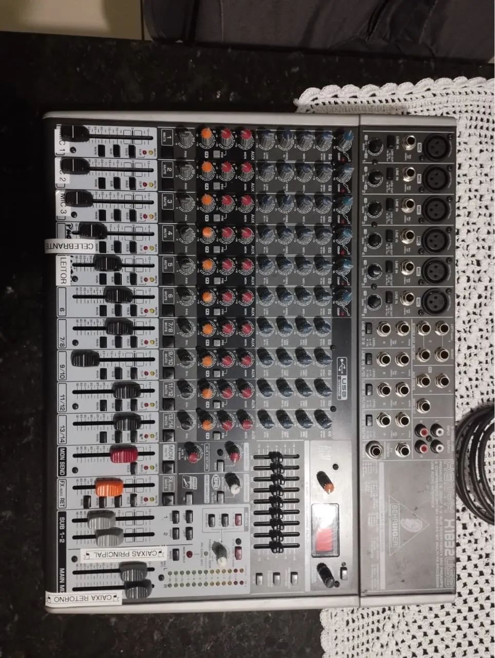 Mesa de Som Behringer Xenyx X1832 USB