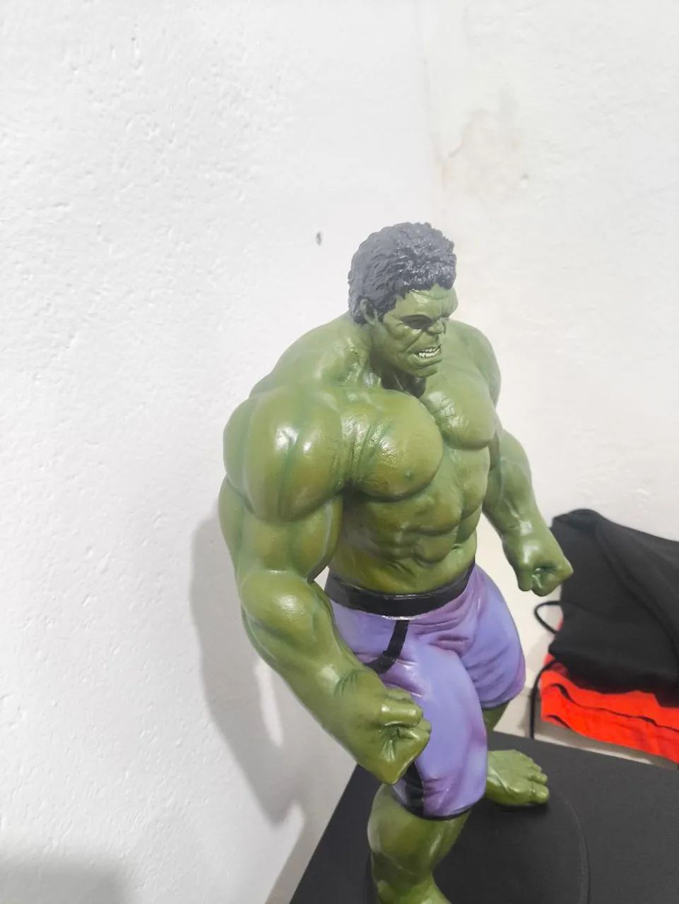 Hulk feito de rezina bem detalhado e definido 