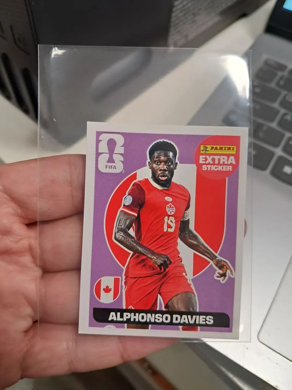 Figurinha legend bordô Alphonso Davies