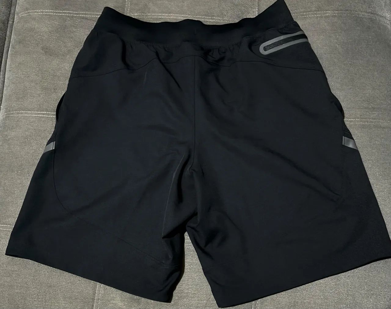 Vendo Bermuda Under Armour. Tamanho M - Foto 5