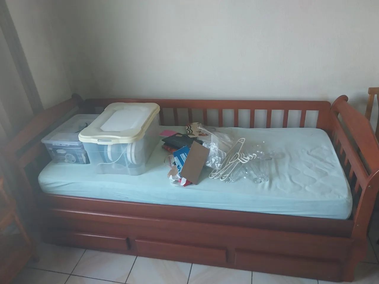 Cama de madeira com colchão