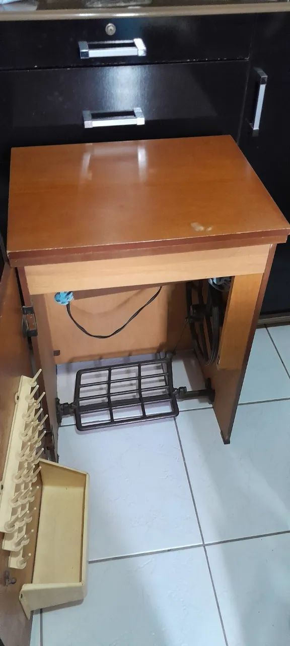 Máquina de costura singer com gabinete - Máquina de costura singer antiga - Foto 3
