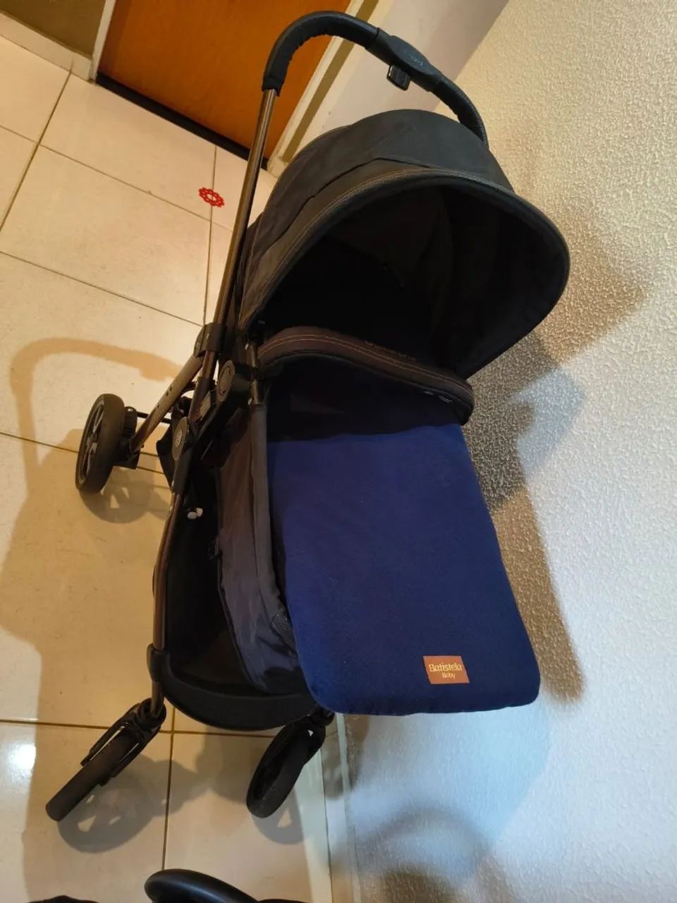 Vendo carrinho de bebê junto com Berço todo em madeira maciça  - Foto 4