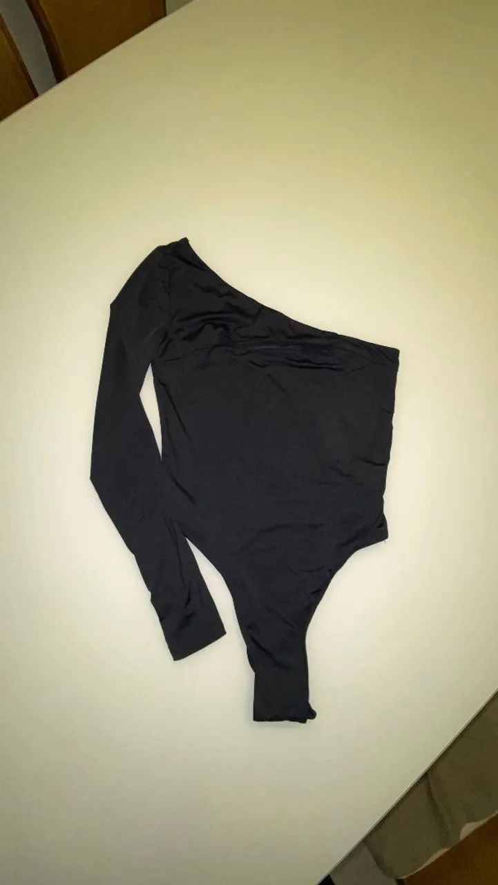 Body preto uma manga 