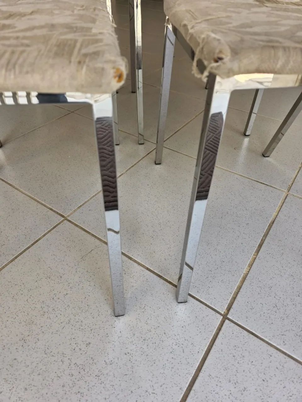 04 Cadeiras de mesa de jantar para reformar - Foto 3