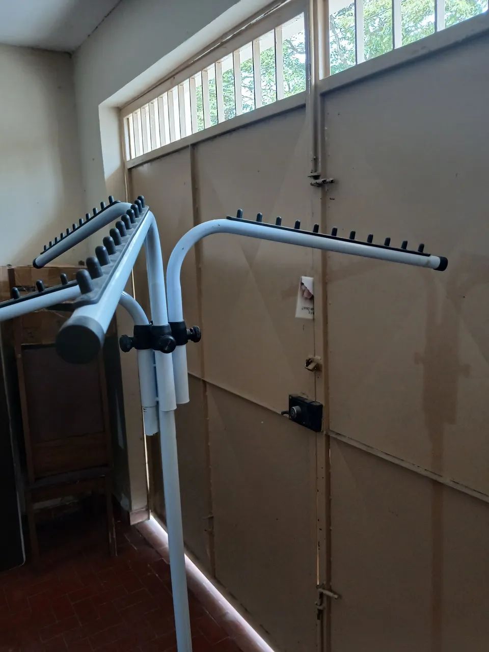Arara para pendurar roupas com tripé