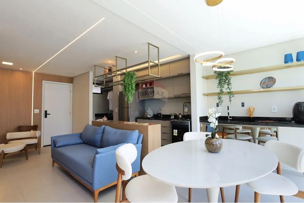 Apartamento com 55m semi mobiliado e decorado com 2 quartos, varanda, cozinha e área de se