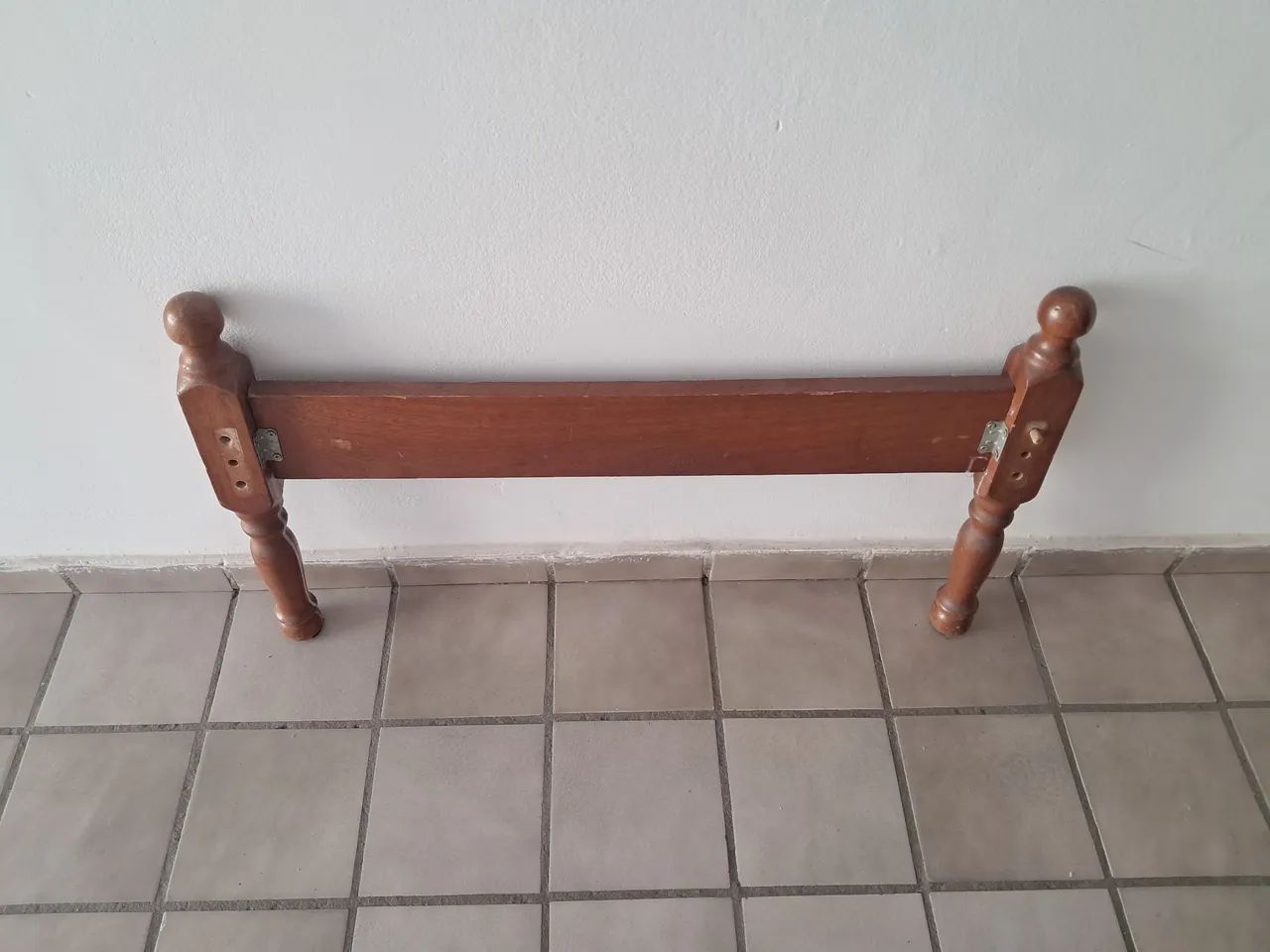 Vendo cama de madeira - solteiro - Foto 2