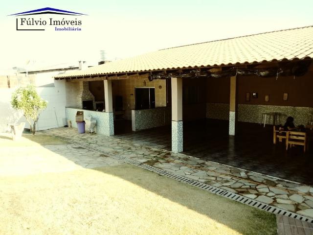 Maravilhosa em condomínio fechado, 1.200m² de terreno, área de lazer e salão de festas - Foto 13