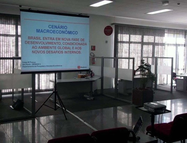 Aluguel Telão/Locação Datashow/Projetor/Som/Microfone sem fio - Foto 5
