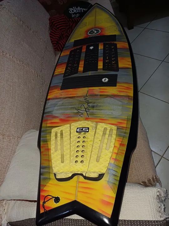 Prancha de Surf Marcelo Peninha 6.8 não precisa parafina grátis camisa uv - Foto 4