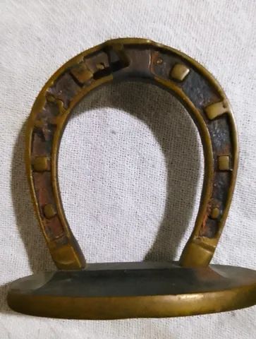 Interessante Escultura em bronze representando Ferradura no feitio Porta chaves *Descrição - Foto 4