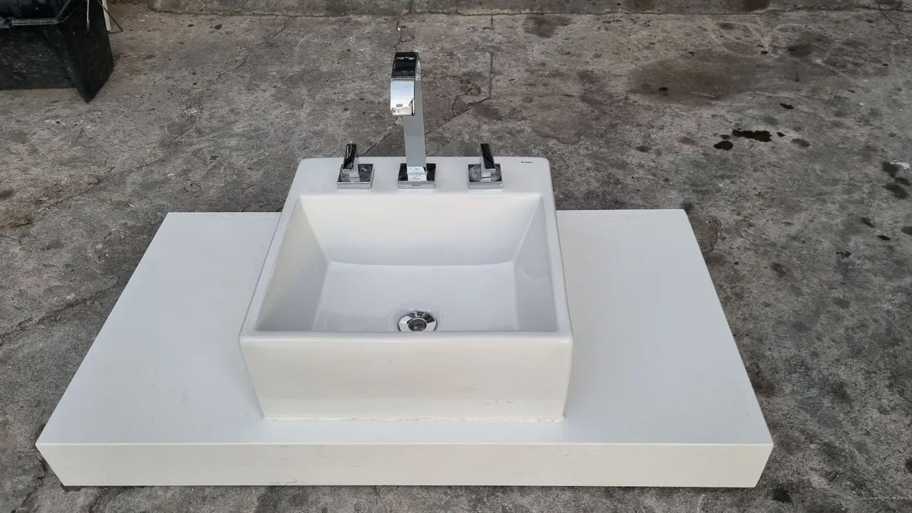 Pia Quartzo branco completa com misturador Deluxe Docol e frontão