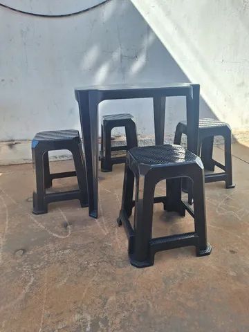 Jogo de mesa com banquetas