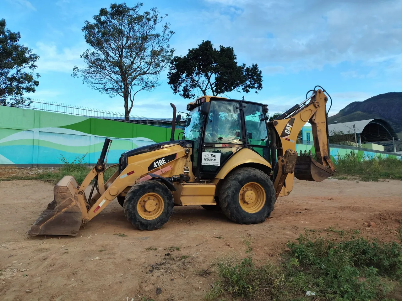 Retroescavadeira Caterpillar 416E. Ano 2014 - Único dono.