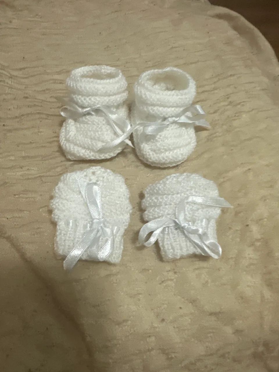 Conjunto de sapatinho e luvinha branco 0 a 6 meses  - Foto 5