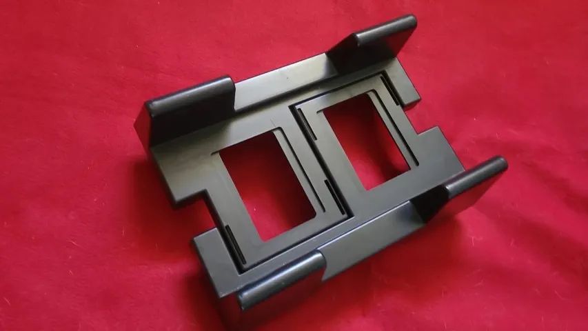 Suporte plástico regulável para CPU com rodinhas