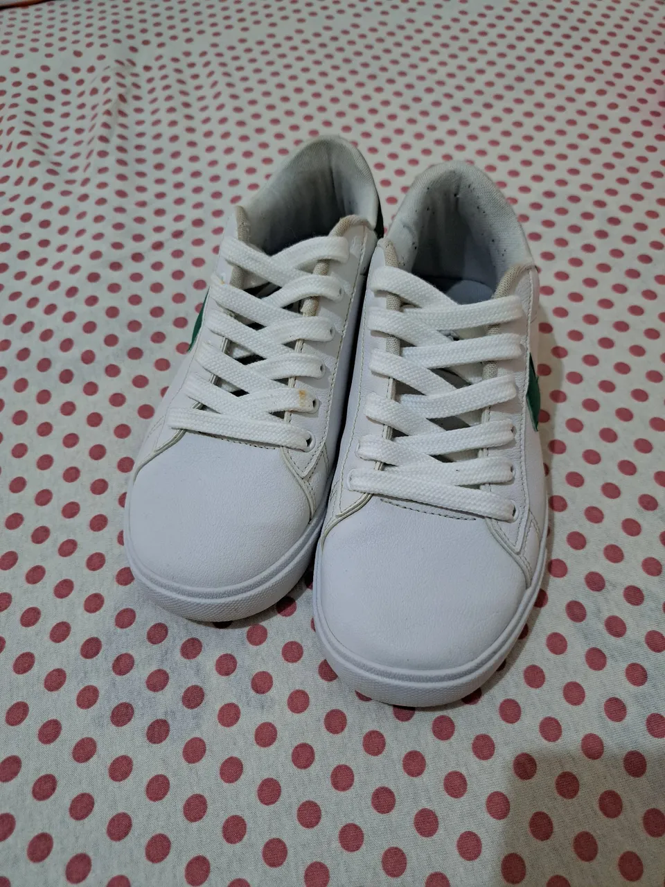 Tênis branco com detalhes verdes