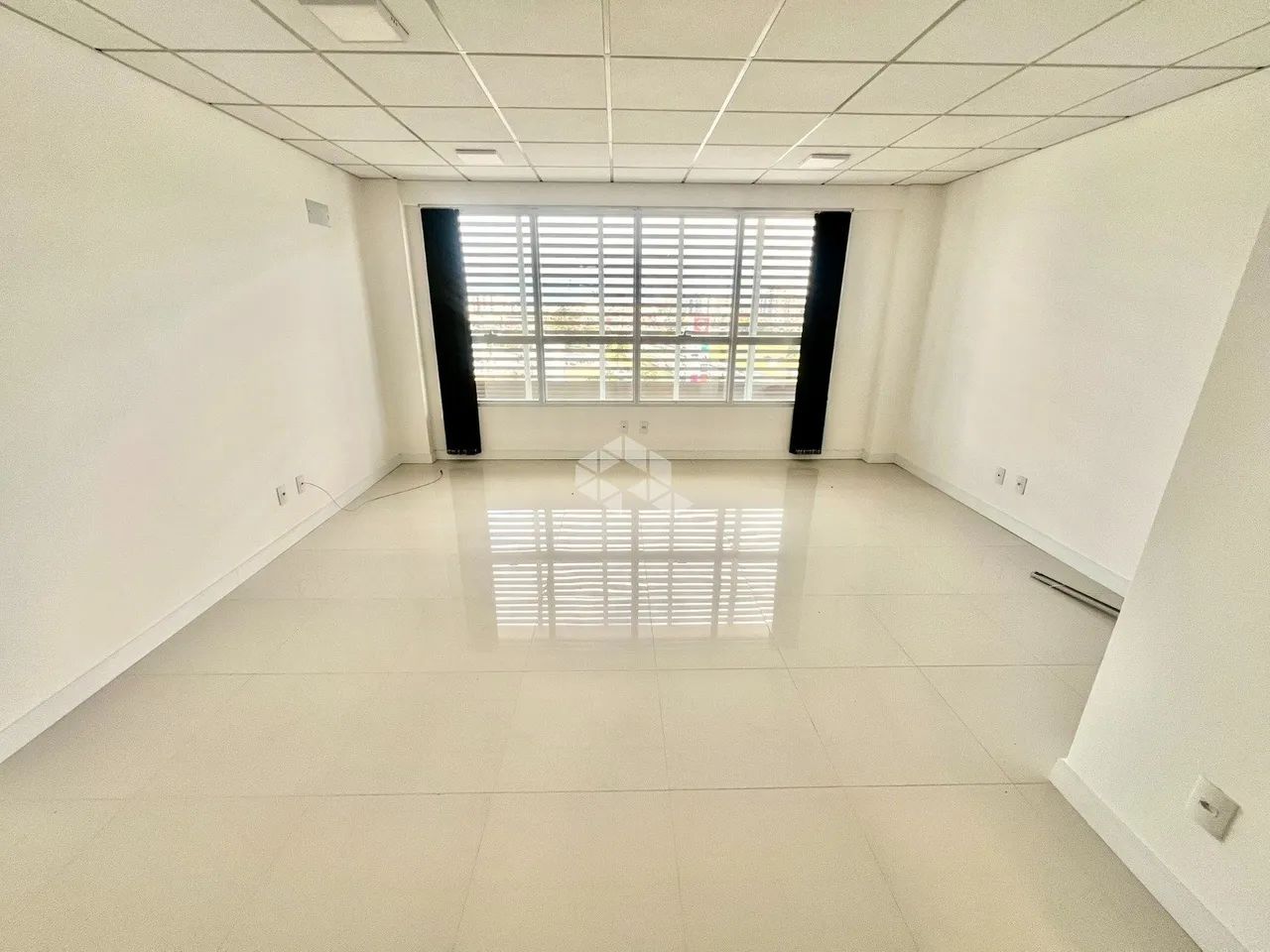 SALA COMERCIAL NOVA AO LADO DO SHOPPING ITAGUAÇU COM 32,75M² PRIVATIVOS E VAGA DE GARAGEM  - Foto 3