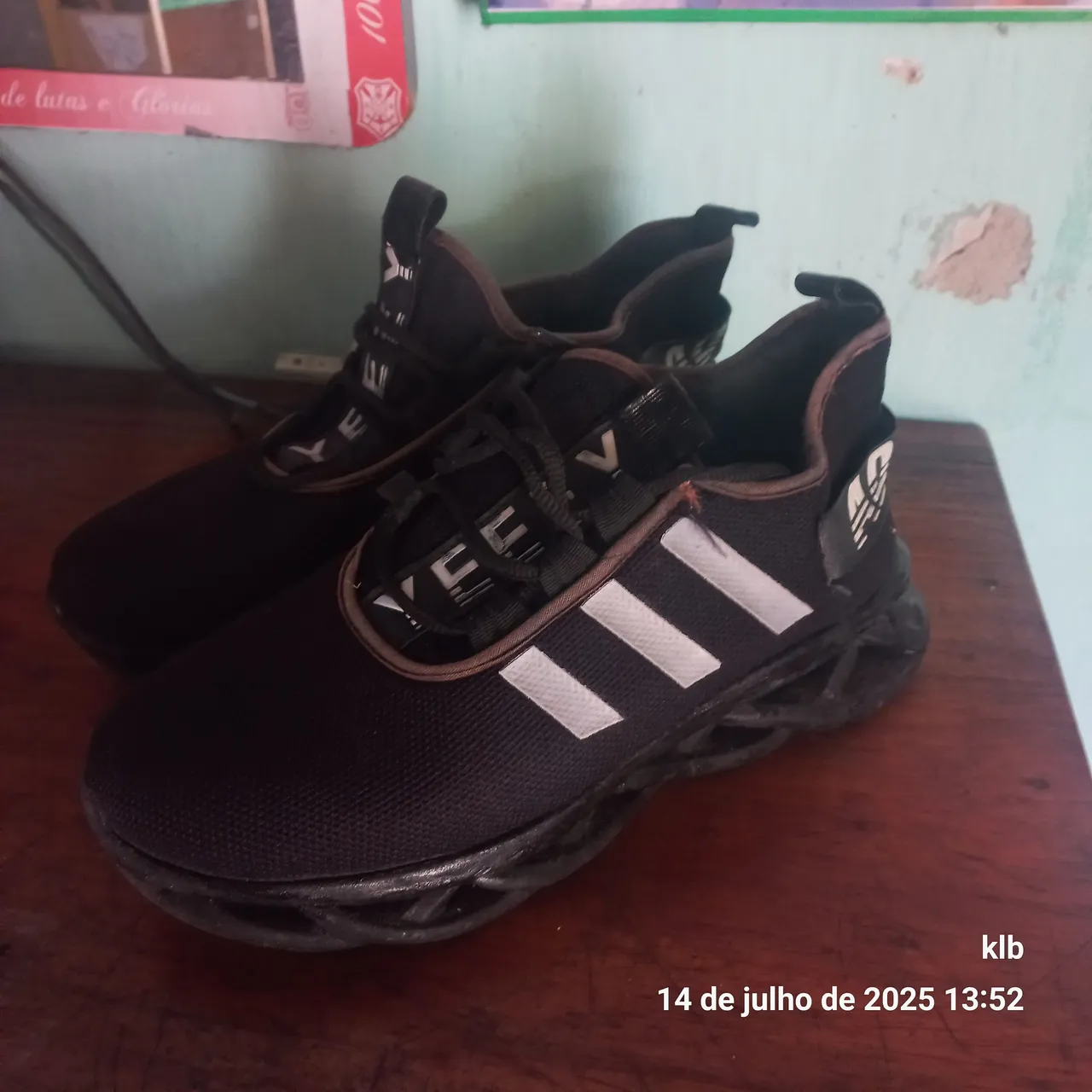 Tênis Esportivo Preto da adidas com Detalhes