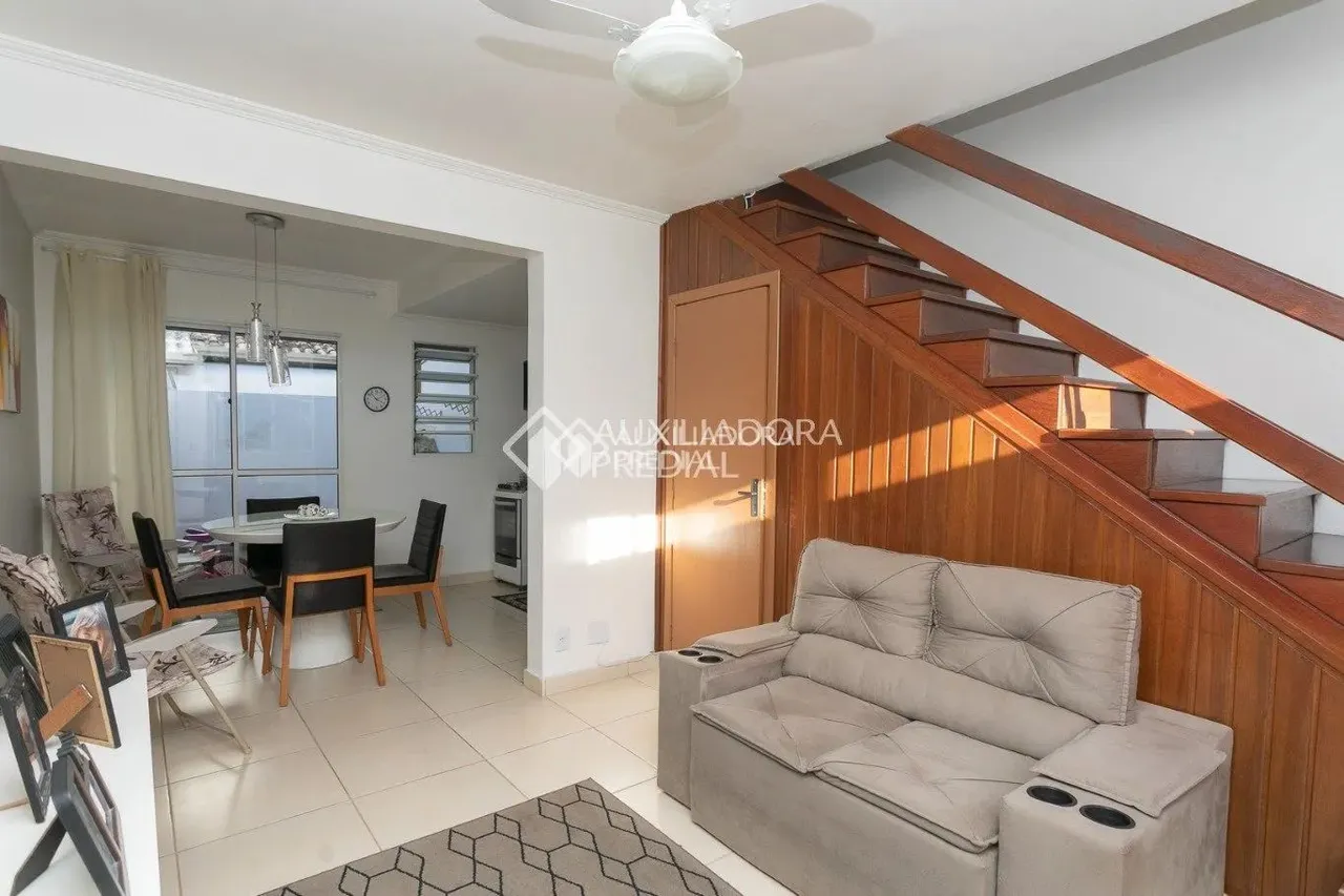 Casa em condomínio com 02 quartos no bairro Humaita
