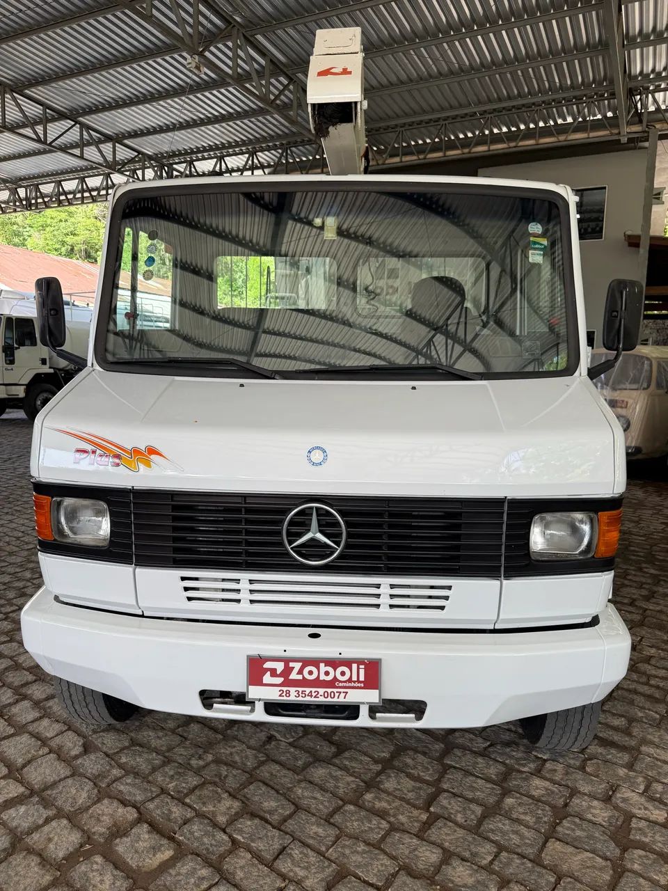 MB 710 Cesto Aéreo 2011