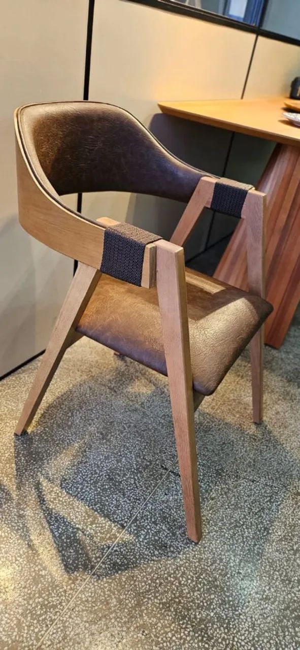 Poltrona de Design com Detalhes em Couro para salas ou mesas de jantar 