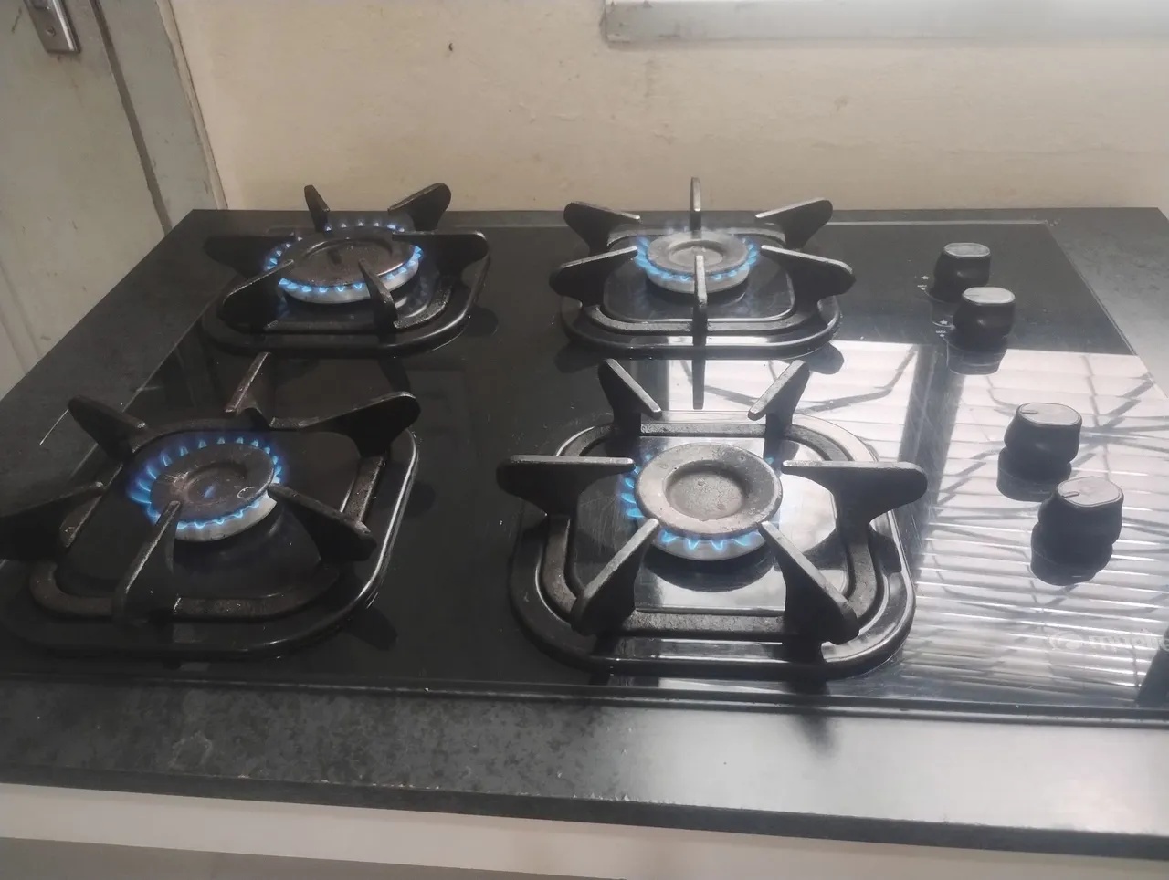 Cooktop a Gás 4 Bocas - Acendimento Automático. Marca mulher com o balcão