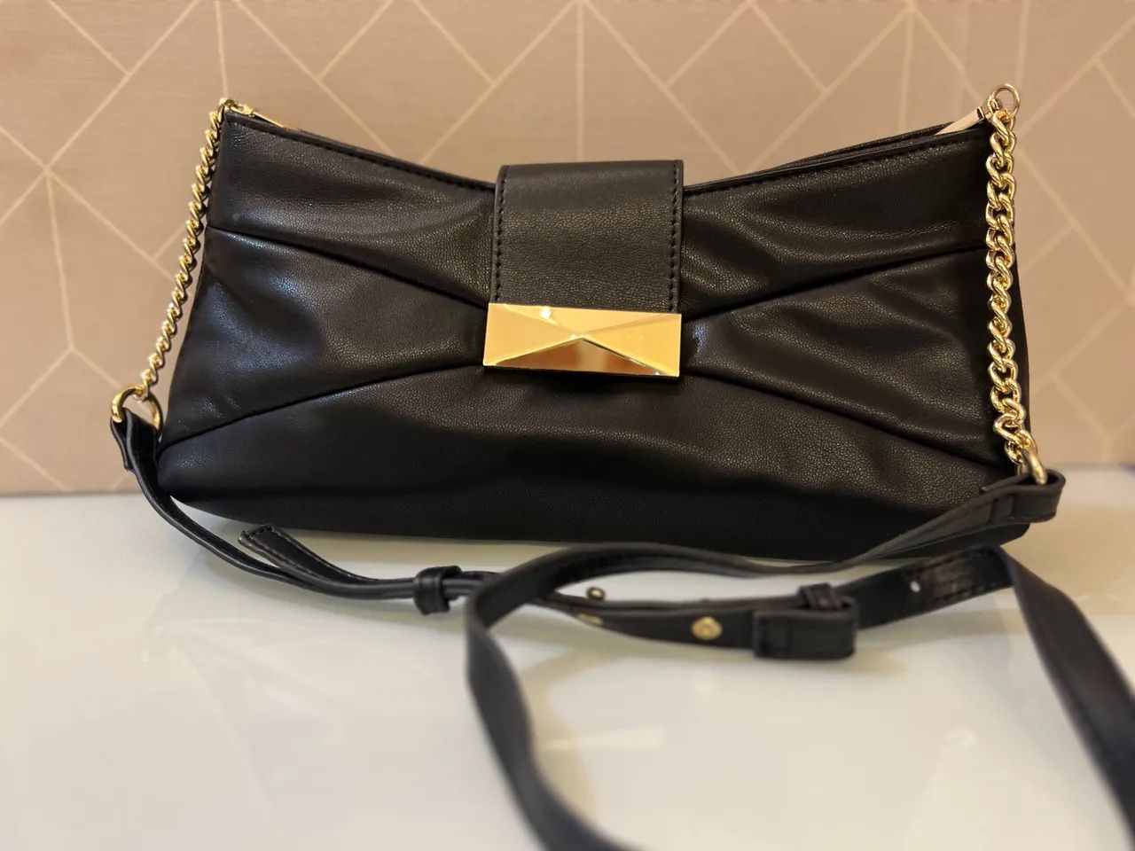 Bolsa de Ombro Preta com Detalhe Dourado - Foto 3