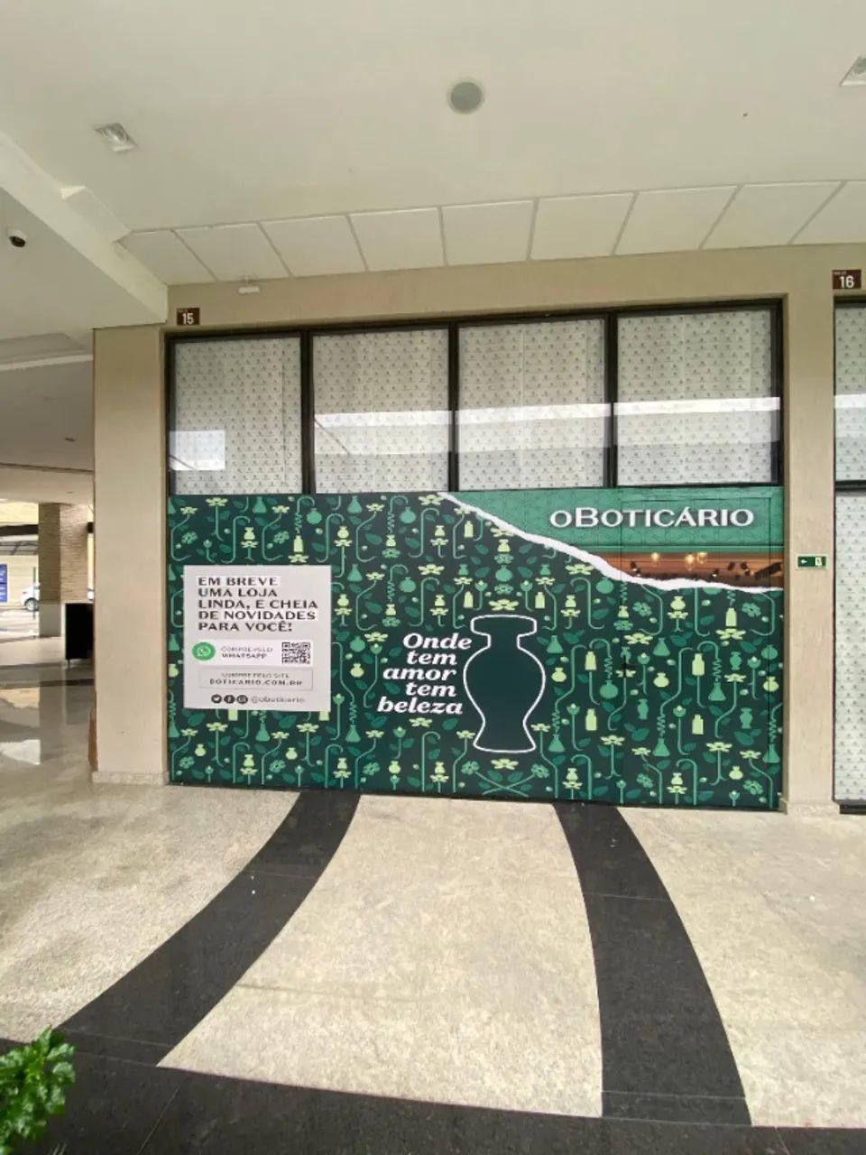 Impressão e aplicação de adesivo - Foto 3