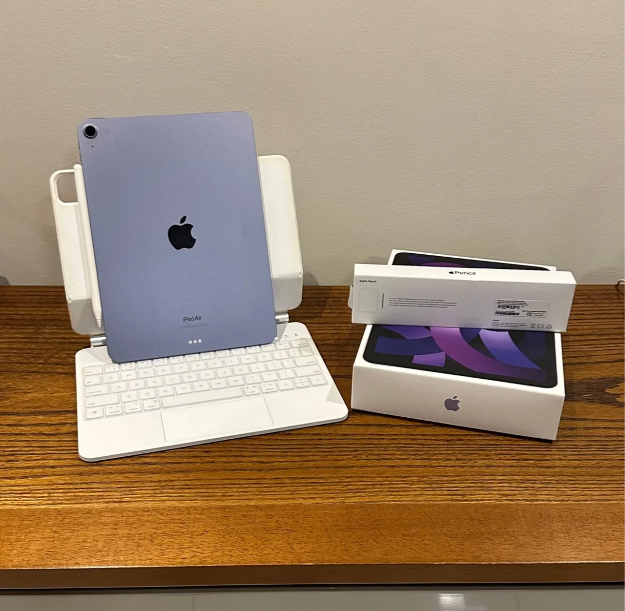 iPad Air 5 Roxo + Teclado Goojodoq + Apple Pencil original