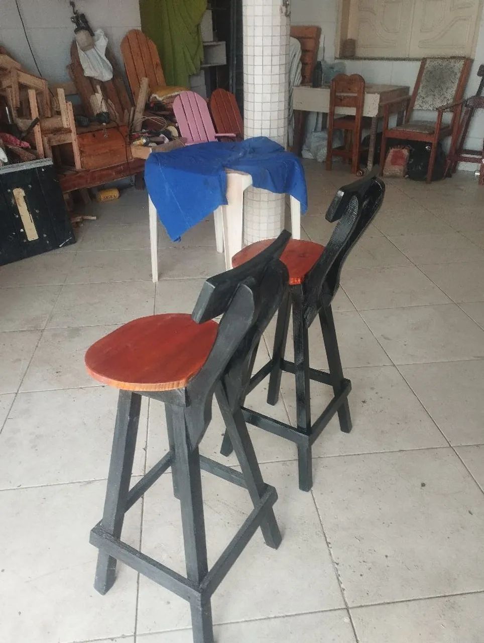 2 Banquetas de madeira com encosto - Foto 2