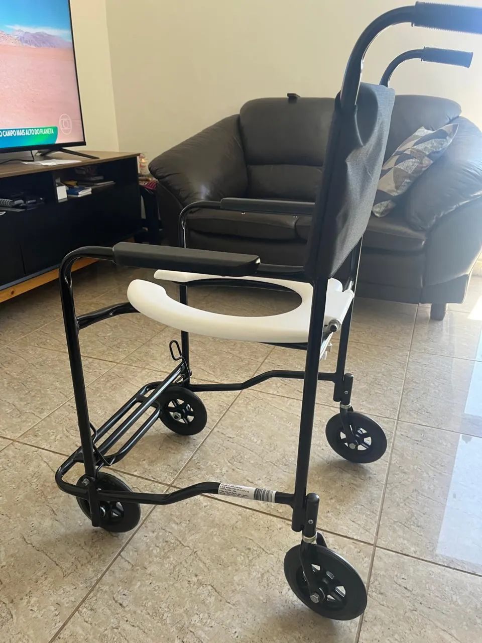 Vende-se cadeira de banho e cadeira com roda ? - Foto 5
