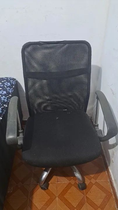 Cadeira de Escritório Mesh Preta com Rodinhas