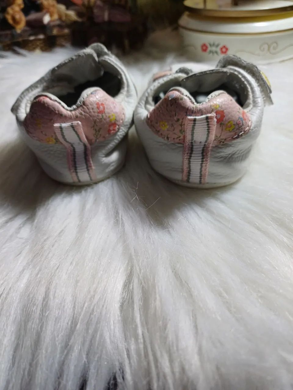 Sapato Bibi em couro legítimo semi-novo, brancas com detalhes florais - Foto 4