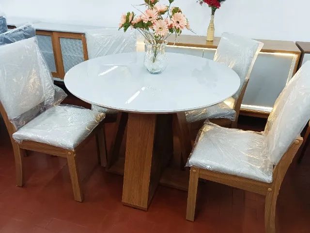 Mesa de Jantar Redonda Celeste c/ 04 Cadeiras Estofadas Milla 100%MDF.