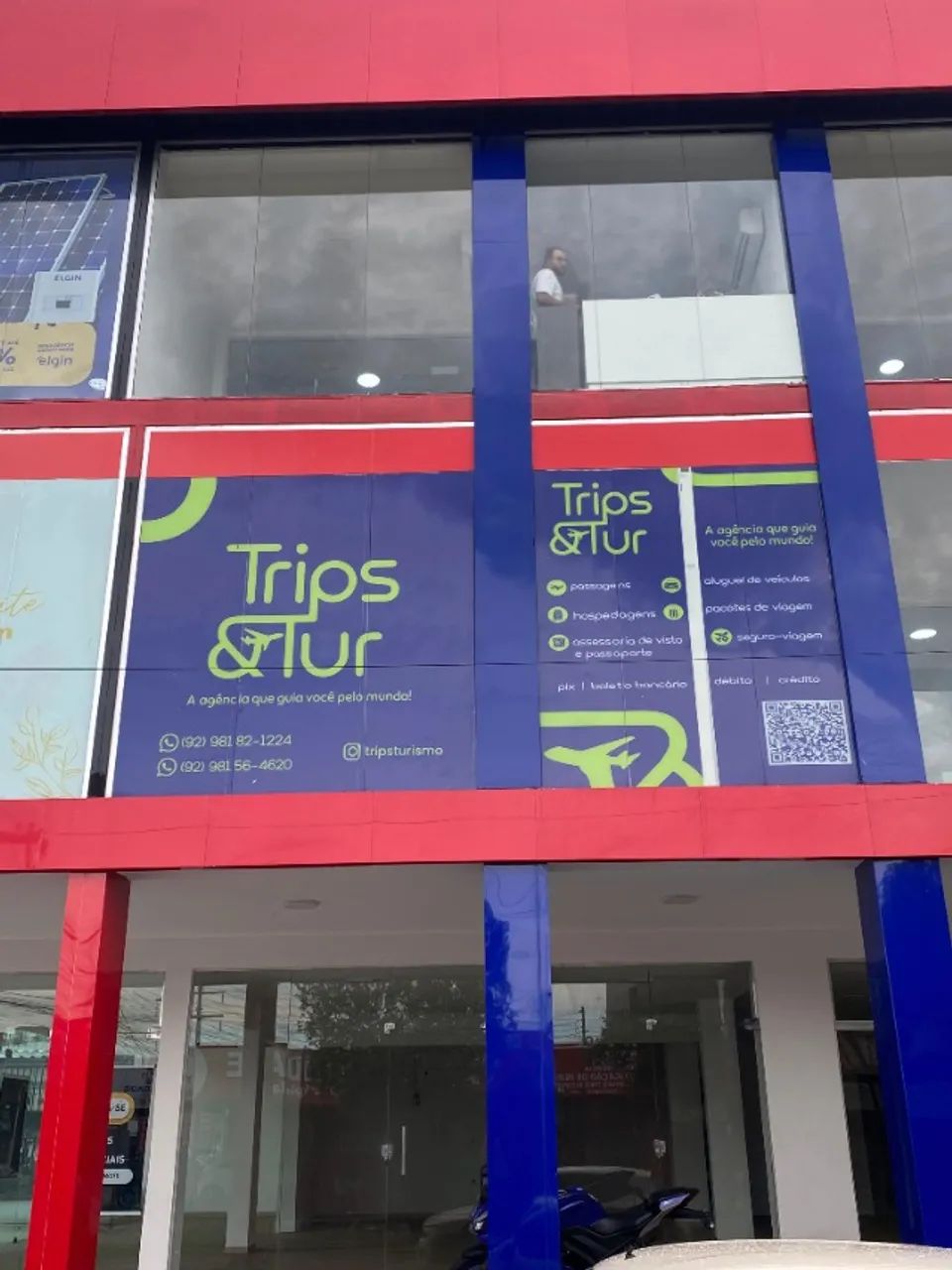 Impressão e aplicação de adesivo