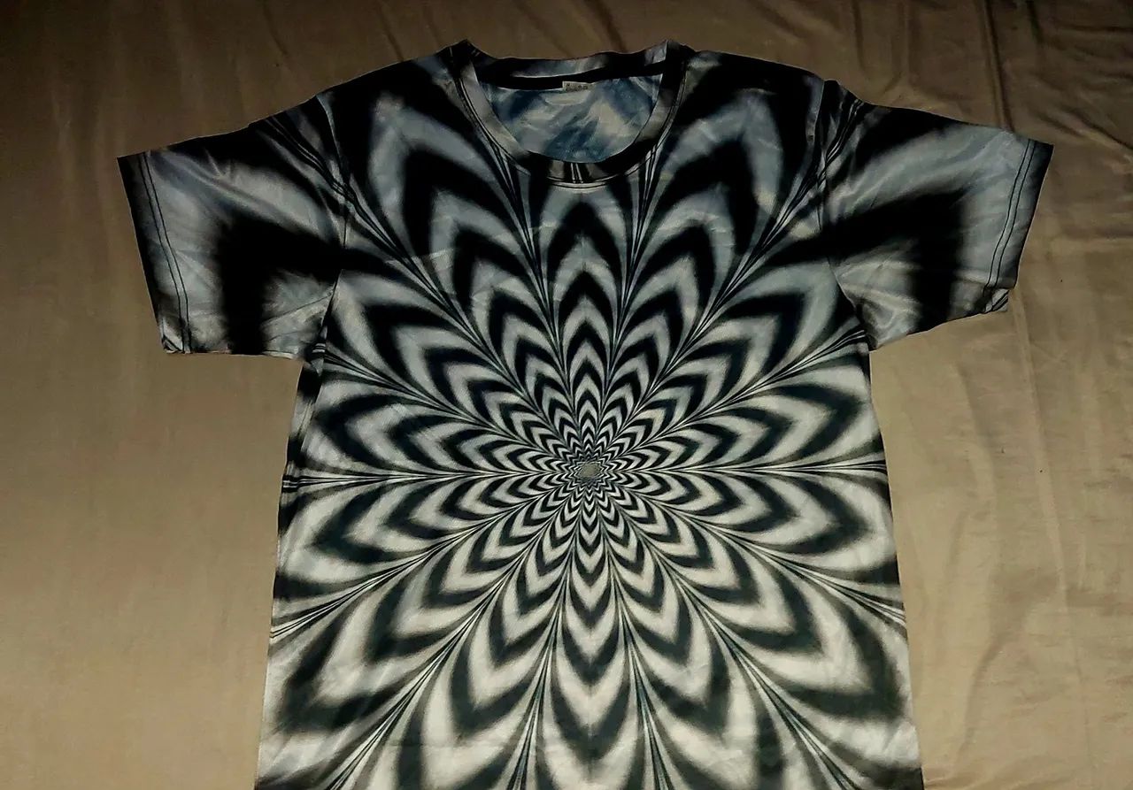 Camiseta Esportiva com Estampa Psicodélica - Foto 3