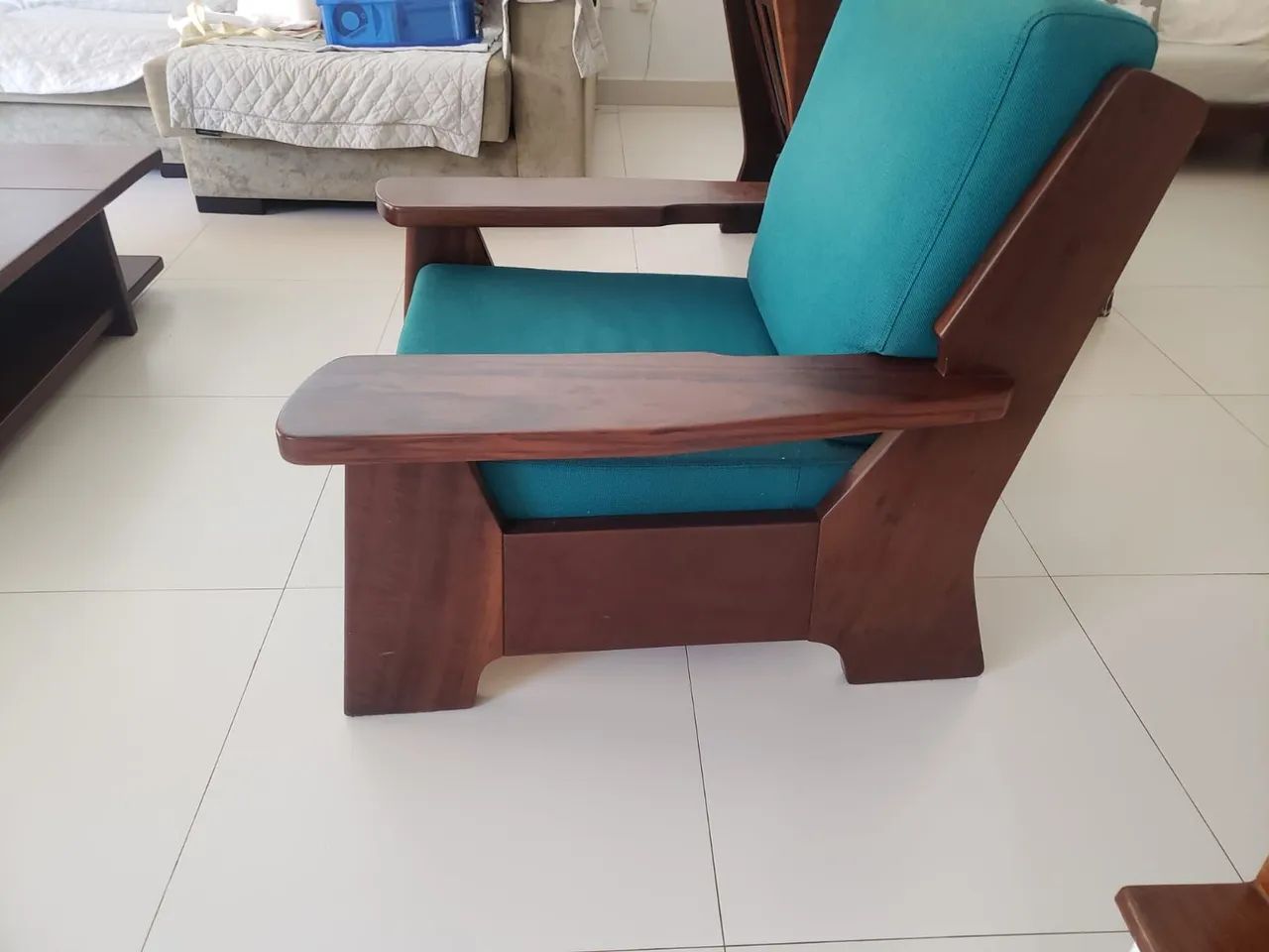 Poltrona de madeira Imbuia com design moderno