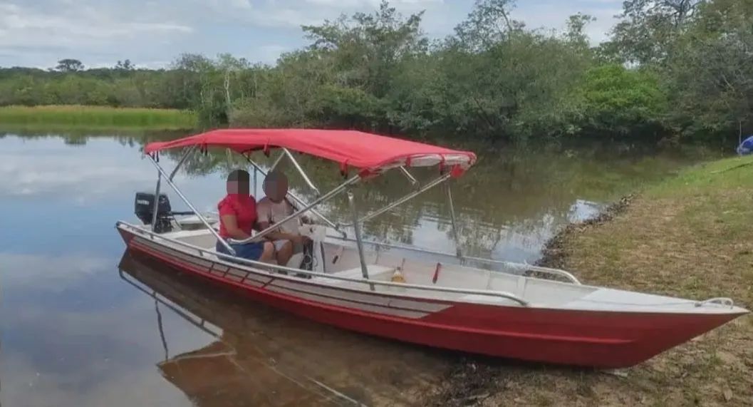 Bote com motor 18 com capota marítima 