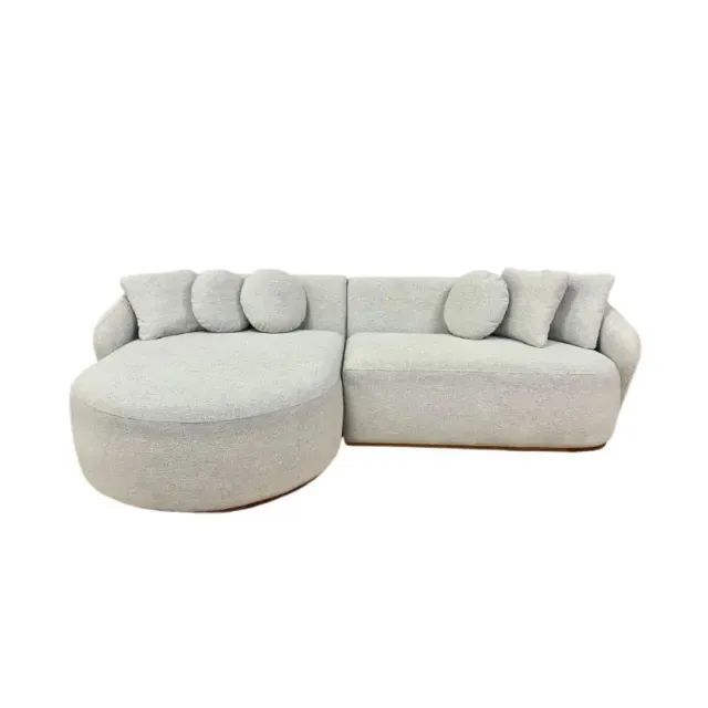 Sofá curvo elegante, perfeito para ambientes sofisticados. Conforto e design se unem neste