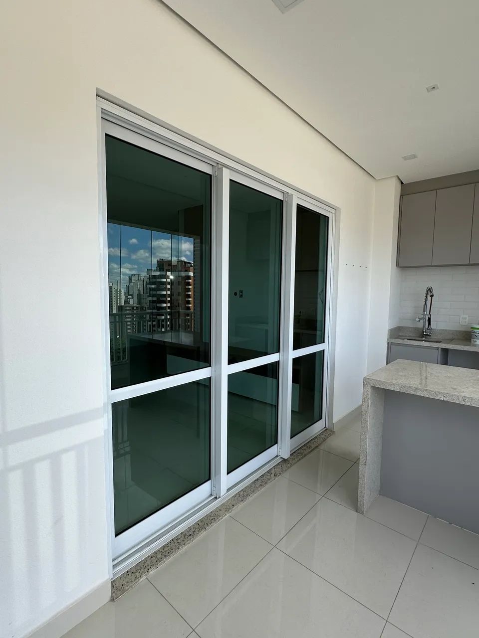 Porta de Alumínio correr 3 folhas 2.42m x 2.20m