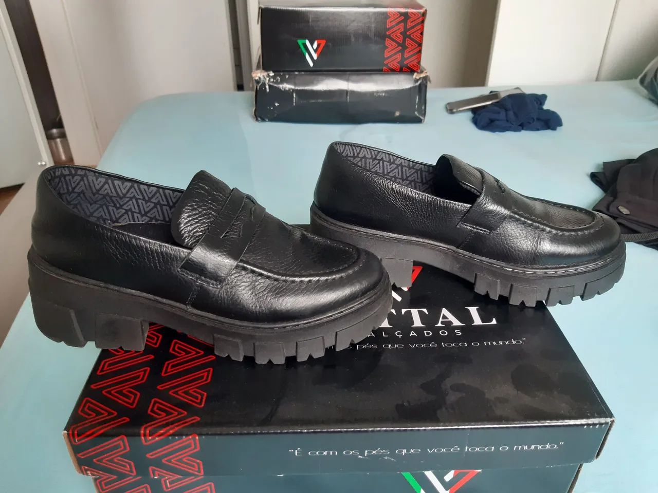 Botas de couro marrom com detalhes em pele - Foto 3